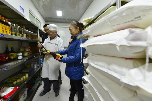 12月3日，在蘭州鐵路局銀川客運段餐飲配送中心，受邀市民在參觀食材儲備倉庫。當日，蘭州鐵路局銀川客運段開展“春運配餐調查籌備”活動。在春運來臨前，每周將會邀請市民前往配餐中心監(jiān)督檢查各類餐車食材的配送儲備情況，同時對餐車上的菜肴進行品嘗，提供意見以進行改良，為2016年的春運服務工作提前做好準備。