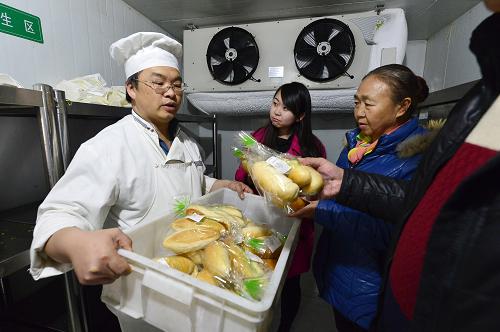 12月3日，在蘭州鐵路局銀川客運段餐飲配送中心，受邀市民在參觀食材儲備倉庫。