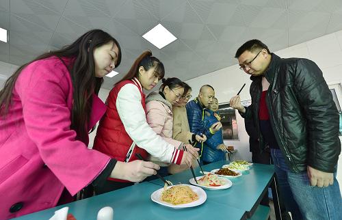 12月3日，在蘭州鐵路局銀川客運段餐飲配送中心，受邀市民在品嘗餐車的菜肴，以提出改良意見。