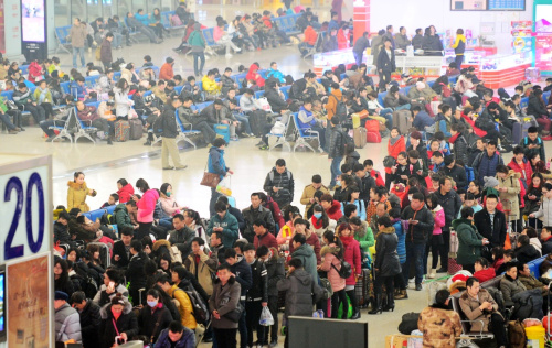 1月19日，旅客在石家莊火車站排隊檢票進站。2016年全國鐵路春運將于1月24日拉開帷幕，目前鐵路石家莊站正優(yōu)化運能配置、力推便民措施，全力備戰(zhàn)春運。今年春運期間，全國旅客發(fā)送量預(yù)計超過29.1億人次。新華社記者 朱旭東 攝