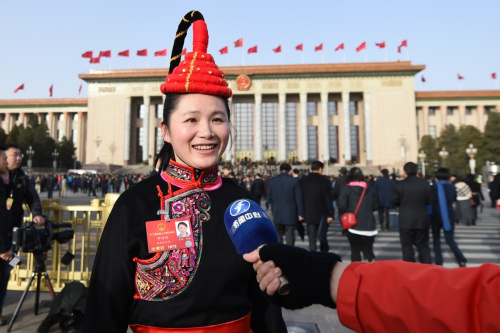 3月5日，第十二屆全國人民代表大會第四次會議在北京人民大會堂開幕。這是全國人大代表鐘雪玲接受記者采訪。新華社記者 潘昱龍 攝