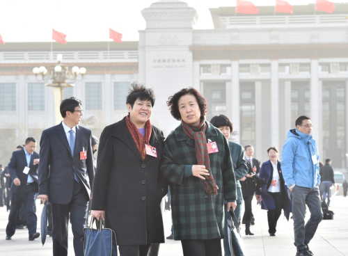 3月5日，第十二屆全國人民代表大會第四次會議在北京人民大會堂開幕。這是全國人大代表抵達天安門廣場。新華社記者 李賀 攝