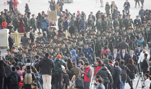 3月5日，第十二屆全國人民代表大會第四次會議在北京人民大會堂開幕。這是解放軍代表進入人民大會堂。新華社記者 李剛 攝