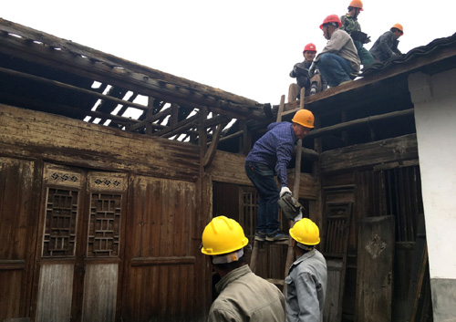 4月14日，在浙江麗水市松陽縣山下陽村，工作人員取下老屋屋頂瓦片，準備進行修繕。